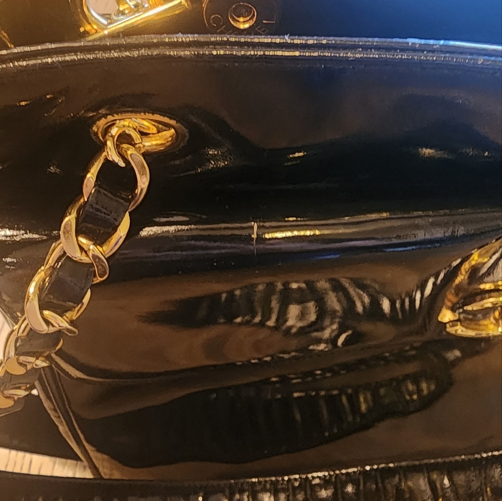 CHANEL Black and Gold Shoulder Bag - Picture 2 of 15